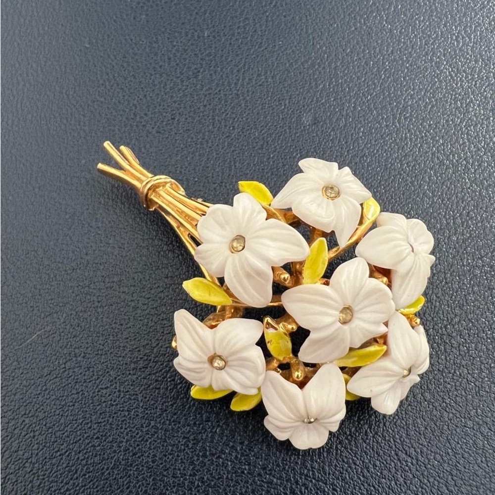 Vintage ART Arthur Pepper Carved Lucite Enamel Rhinestone Flower Bouquet Brooch - Picture 2 of 6